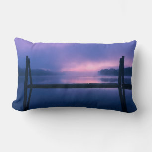 Lila und rosa Sonnenaufgang Wasser Landschaft Refl Lendenkissen