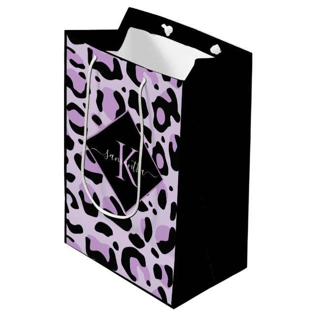 Lila und schwarz geächtete Leopard-Printmonogramm Mittlere Geschenktüte (Vorderseite Schrägansicht)