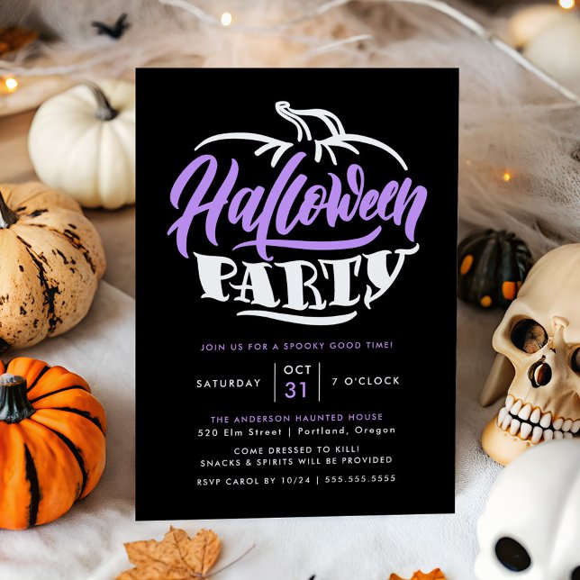 Lila und schwarze Pumpkin-Typografie-Halloween-Par Einladung (Von Creator hochgeladen)