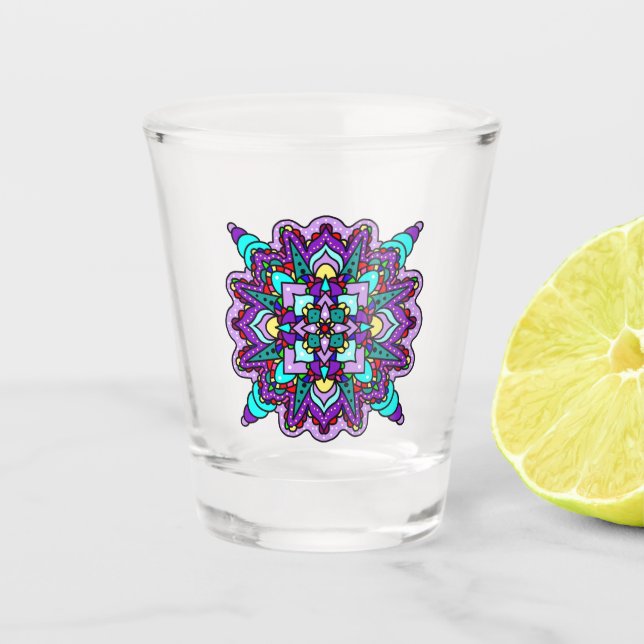 Lila und schwarzes mystisches Mandala Schnapsglas (Vorderseite)