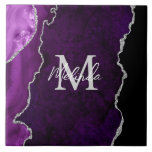 Lila und silberer Marmorschlauch Fliese<br><div class="desc">Diese Kachel ist elegant und glamourös mit Marmor-Hintergrund mit geode gemstone Details und Imitaten silber Glitzer Akzente. Das Monogramm kombiniert handgeschriebene Skripte mit modernen serifenlosen Schriftart für ein elegantes und raffiniertes Aussehen. Dies wird das ideale Geschenk, da es mit einem Namen und Initial angepasst werden kann. Die lila Farbtöne machen...</div>