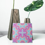 Lila und türkisfarbenes, kaleidoskopisches Muster Fliese<br><div class="desc">Eine exquisite Keramik mit einem faszinierenden Design. Dieses verzierte Meisterwerk präsentiert eine harmonische Mischung abstrakter Formen, die sich nahtlos miteinander verbinden und ein faszinierendes Muster darstellen. Lebhafte Farbtöne in lila, beigen und türkisfarbenen Farbtönen verleihen dem Ganzen ein Gefühl von Eleganz und Verlockung. Mit dieser dekorativen Kachel, die ein Zeugnis für...</div>