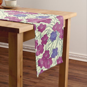 Lila und violette Blumen Großer Tischläufer