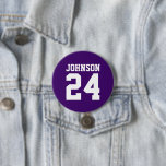 Lila und weiße Athleten Name Jersey Nummer Button<br><div class="desc">Freuen Sie sich auf Ihr Lieblings-Sportteam, Ihren Fußballspieler oder zeigen Sie einfach Ihren Schulstolz mit einem personalisierten Spirituosenknopf! Fügen Sie Ihren Schulnamen hinzu oder personalisieren Sie ihn mit einem Spielernamen und Jersey-Nummer. Ideal für Fußball, Basketball, Baseball und Fußball! Erstellen Sie individuelle Buttone für das ganze Team, Cheerleader, Eltern und Geschwister,...</div>