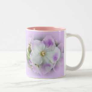Lila und weiße extravagante Usambaraveilchen Zweifarbige Tasse
