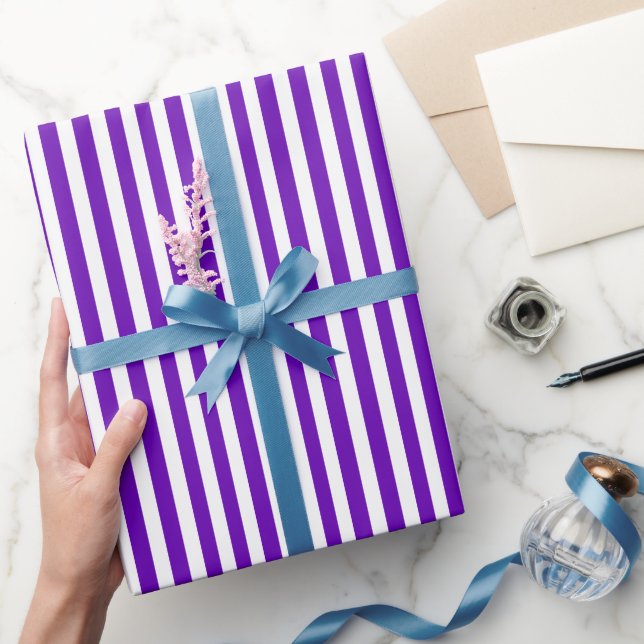 Lila und weiße Streifen Geschenkpapier (Schenken)