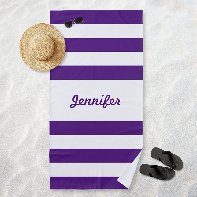 Lila und weiße Streifen Personalisiert Strandtuch (Chic Purple and White Stripes Personalized Beach Towel)