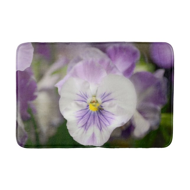 Lila und weiße Violas von Shirley Taylor Badematte (Vorderseite)