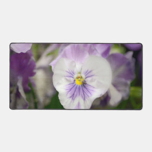 Lila und weiße Violas von Shirley Taylor Schreibtischunterlage