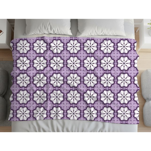 Lila und weißes Blumenmuster Fleecedecke (Von Creator hochgeladen)