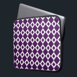 Lila und weißes Diamantmuster Laptopschutzhülle<br><div class="desc">Ein kühn grafisches Schnittmuster lila und weißer Diamantformen. Die weißen Diamanten enthalten jeweils einen kleinen,  dunklen lila Diamanten,  der die dominierende Farbe des geometrischen Designs lila macht. Digitales Bild. Copyright © 2013 Claire E. Skinner. Alle Rechte vorbehalten.</div>