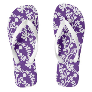 Lila und weißes, florales Wiederholmuster Flip Flops