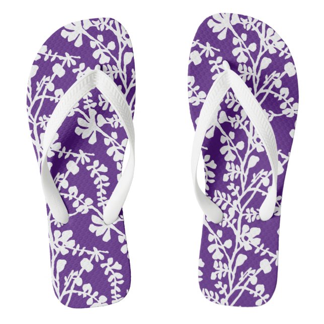 Lila und weißes, florales Wiederholmuster Flip Flops (Fußbett)