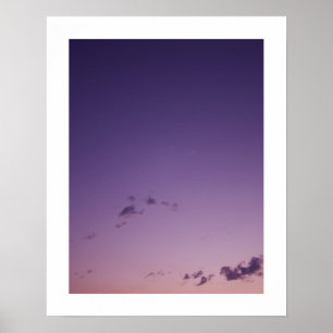 Lila verstreute Wolken bei Dämmerung Poster