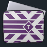 Lila Vierkantenstreifen auf grauem, monogramm Sieb Laptopschutzhülle<br><div class="desc">Schützen Sie Ihren Computer mit einem stilvollen Laptop-Ärmel mit einem auffälligen lila und grauen geometrischen Muster. Lila Parallelogramme und Streifen weisen auf einen lila Diamanten im rechten Bilddrittel hin. Der Diamant enthält ein anpassbares Monogramm. Der Hintergrund ist hellgrau. Digitales Bild. Copyright © 2016 Claire E. Skinner. Alle Rechte vorbehalten.</div>