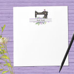Lila Vintage Nähmaschine für Flora und Fauna Perso Notizblock<br><div class="desc">Ein hübsches nähthematisches Notizblock gemustert in einer Vintagen Nähmaschine. Akzentuiert mit Ihrem gewählten Monogramm und Namenstext auf einem üppigen Blumenstrauß in Pastellviolett. Editieren Sie einfach das Monogramm und den Namen.</div>