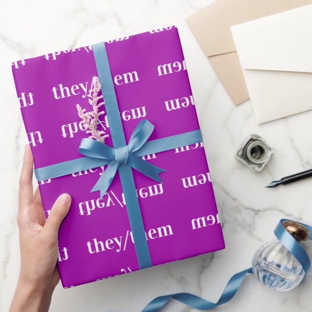 Lila violette weiße Pronomen Sie/sie Geschenkpapier (Schenken)