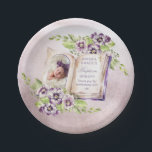 Lila Violetten Arched Foto Einzigartige Taufe Pappteller<br><div class="desc">Dieses Design ist insofern einzigartig, als es innerhalb der Seiten eines Buches mit einem gewölbten Foto Ihres Kleinen zu dem links zwischen einem Bett aus lila Veilchen eingebettet ist. Der Text Erholungen auf der Buchseite rechts mit einem goldfarbigen Dreifaltigkeitskreuz oben rechts. Der Gesamtausdruck des Designs wurde (mit Ausnahme des Fotos)...</div>