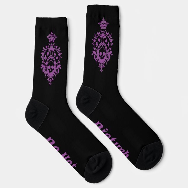 Lila Wappen mit Skull und Cardsucks Socken (Rechts)