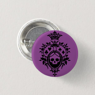 Lila Wappen mit Totenkopf und Kartenspiel-Ansteckn Button