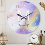 Lila Wasserfarbe Abstrakt Girly Luxe Monogram Große Wanduhr<br><div class="desc">Diese abstrakte lila Aquarellfarbe und das goldene Imitat bespritzen den Hintergrund mit Ihren individuellen Details.</div>