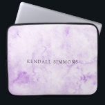 Lila Wasserfarbenspiel Laptopschutzhülle<br><div class="desc">Eleganter Laptop-Ärmel mit Ihrem Namen über einer handgemalten lila Aquarellhintergrund.</div>