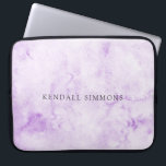 Lila Wasserfarbenspiel Laptopschutzhülle<br><div class="desc">Eleganter Laptop-Ärmel mit Ihrem Namen über einer handgemalten lila Aquarellhintergrund.</div>