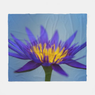 Lila Wasserlilie Fleecedecke