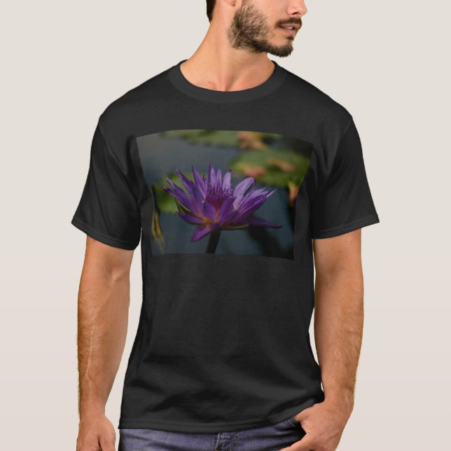Lila Wasserlilie T-Shirt (Vorderseite)