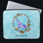Lila Watercolor Wolf mit Boho Kranz Custom Laptopschutzhülle<br><div class="desc">Ein Laptop-Ärmel mit einer grafischen Abbildung,  bestehend aus einem lila Wasserfarbwolf,  in einer klassischen Hobling-Pose. Umgeben von einem illustrierten Kranz aus Holz,  Kristallen,  Federn und Perlen. Cooles amerikanisches Motiv im boho-Stil.</div>