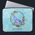 Lila Watercolor Wolf mit Boho Kranz Custom Laptopschutzhülle<br><div class="desc">Ein Laptop-Ärmel mit einer grafischen Abbildung,  bestehend aus einem lila Wasserfarbwolf,  in einer klassischen Hobling-Pose. Umgeben von einem illustrierten Kranz aus Holz,  Kristallen,  Federn und Perlen. Cooles amerikanisches Motiv im boho-Stil.</div>
