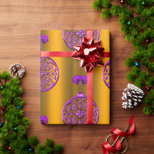 Lila Weihnachtsdekorationen auf Gold Geschenkpapier