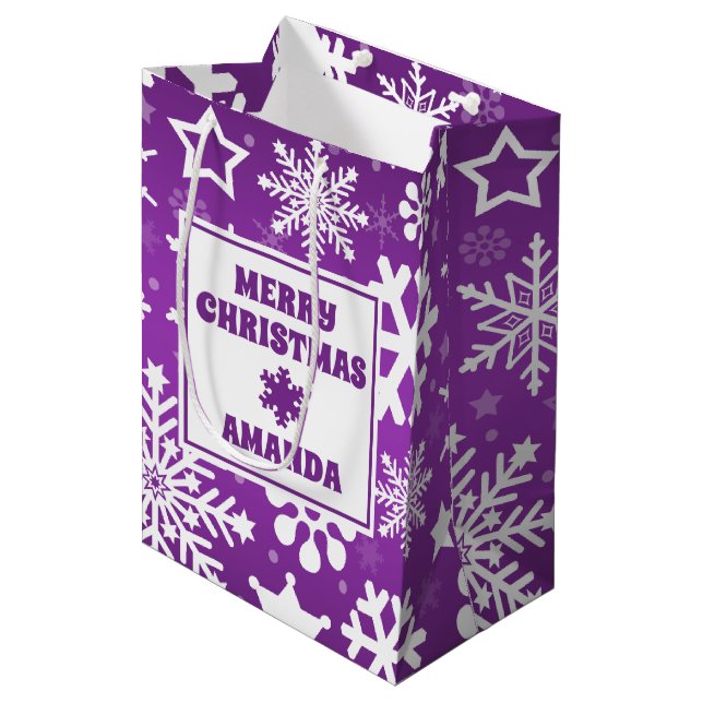 Lila Weihnachtsschneeflocken Personalisiert Kinder Mittlere Geschenktüte (Vorderseite Schrägansicht)