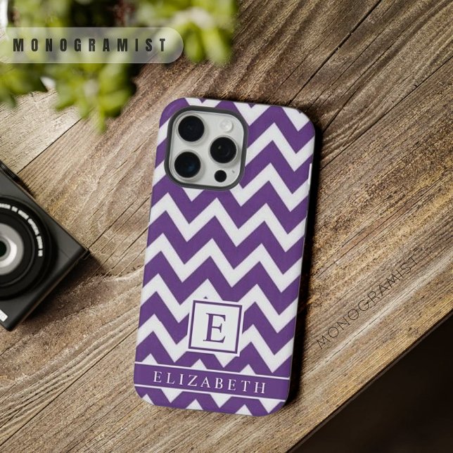 Lila  Weiß, individuell einstellbar, Zickzack iPhone 15 Pro Max Hülle (Customizable Dark Violet Purple White Chevron iPhone Case)