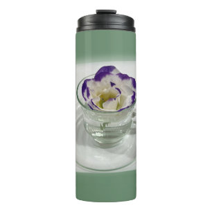 Lila weiße Blume in einer Tasse