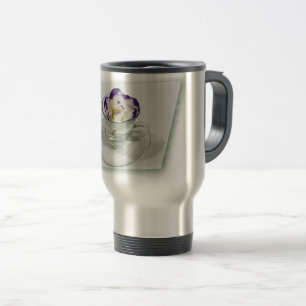 Lila weiße Blume in einer Tasse