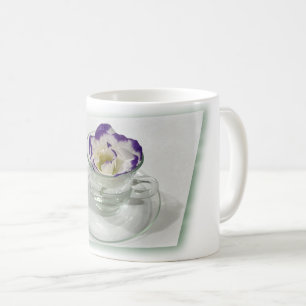 Lila weiße Blume in einer Tasse