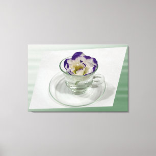 Lila weiße Blume in einer Tasse Leinwanddruck