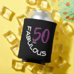 Lila-weiße Typografie 50 und fabelhafter Geburtsta Dosenkühler<br><div class="desc">Dieses Textdesign zeichnet sich durch ein "50 und fabelhaftes" typografisches Design aus. Die Zahl 50,  lila,  dominiert die obere rechte Seite des Designs,  während prächtige,  weiße Gewölbe von oben nach rechts verlassen werden.</div>
