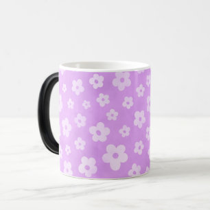 Lila, weiße und schwarz geblümte Kaffee- und Teezu Verwandlungstasse
