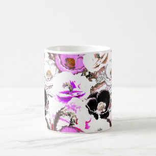 Lila, weiße und schwarze Blume. Kaffeetasse