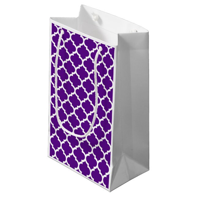 Lila weißes marokkanisches Quatrefolienmuster #5 Kleine Geschenktüte (Vorderseite Schrägansicht)