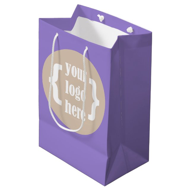 Lila Werbegeschenktasche mit weißem Logo Mittlere Geschenktüte (Vorderseite Schrägansicht)