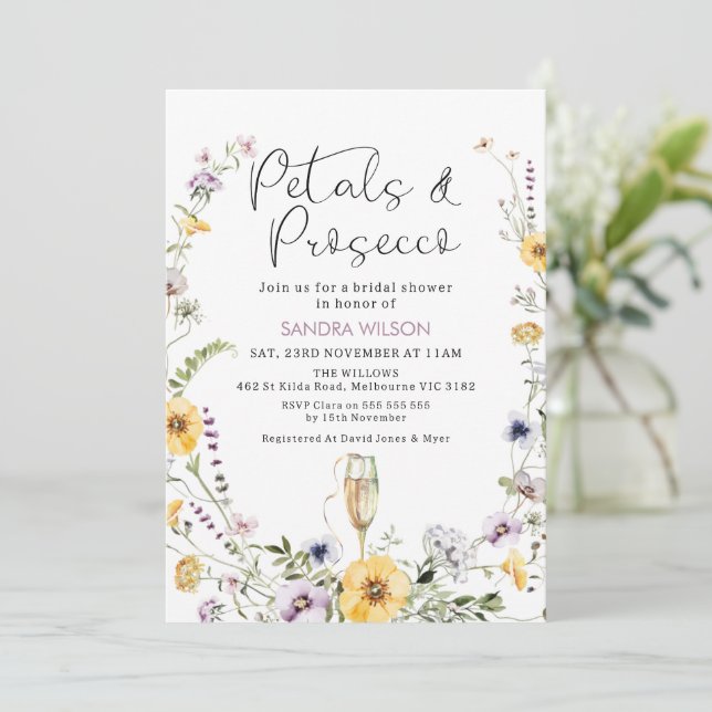 Lila Wildblumen Petals Prosecco Brautparty Einladung (Stehend Vorderseite)