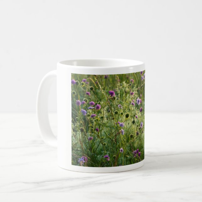 Lila wilde Blume auf einer grünen Wiese Kaffeetasse (Vorderseite Links)