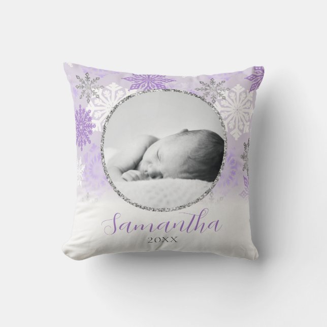 Lila Winterschneeflocken Personalisiertes Baby Fot Kissen (Vorderseite)