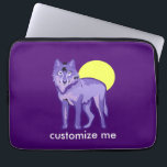 Lila Wolf Vollmond Laptopschutzhülle<br><div class="desc">Ein wunderschöner, majestätischer, lila Wolf, der vor einem gelben Vollmond stehend ist, zusammen mit einem eigenen personalisierten Text. Dieses wilde Tiergeschenk ist das perfekte Geschenk für einen Wölbenliebhaber. Passen Sie diese für Ihre Wolfspackfreunde an.</div>