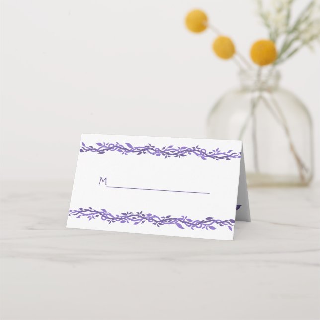 Lila Woodsy Wedding Monogram Eleganland Platzkarte (Vorderseite)