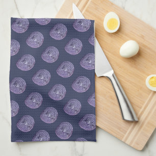 Lila-Zwiebelmuster auf tief gedämpftem navyblauem Geschirrtuch