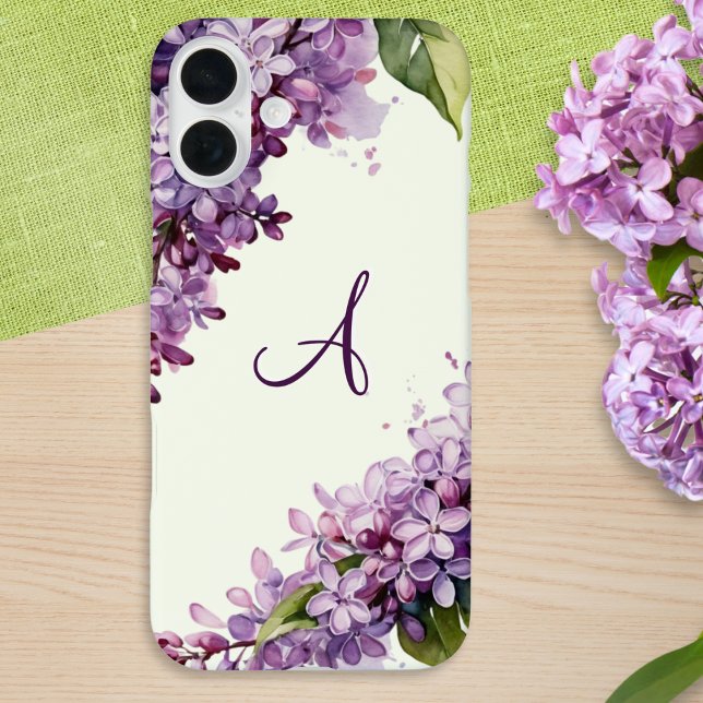 Lilac Blossoms floral Light Green Mit Monogramm iPhone 16 Plus Hülle (An elegant phone case with lilac flowers design and custom monogram on a pale green background)